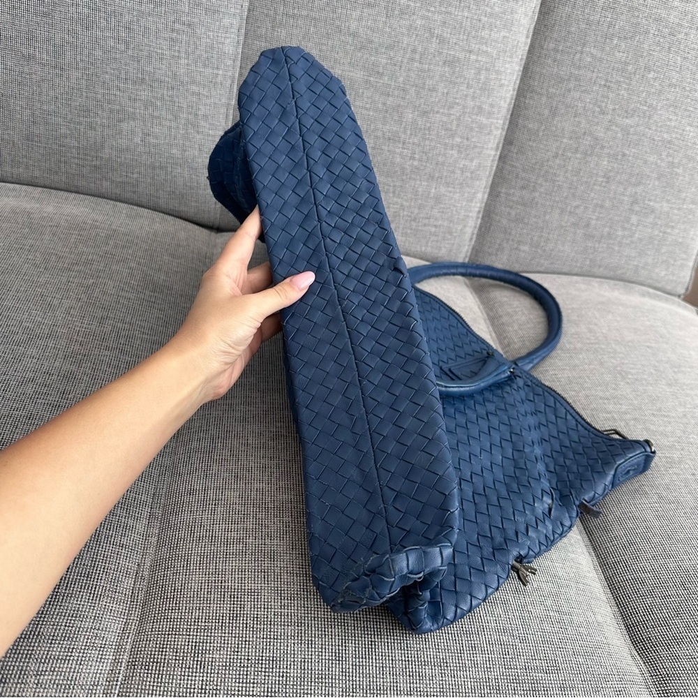 Bottega Veneta Intrecciato Convertible Tote Bag Large Blue Leather Zip Closure - Picture 9 of 12
